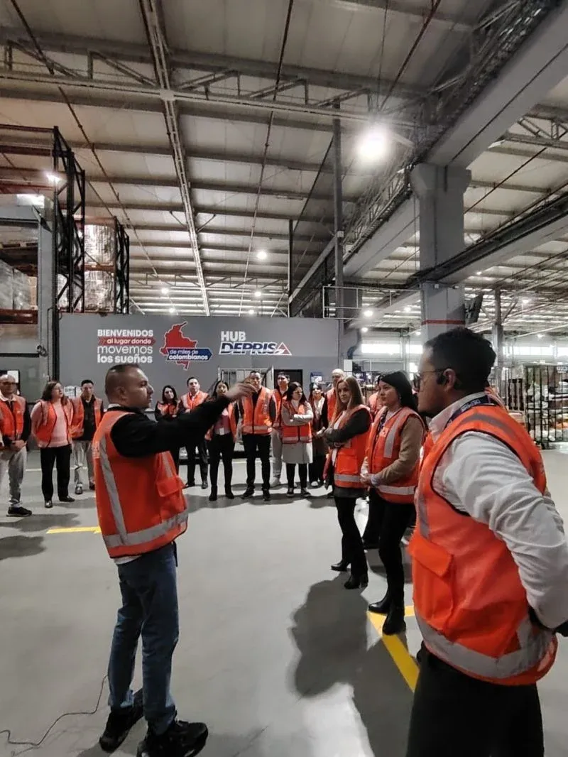 Personas con chalecos de seguridad en una visita al hub de Deprisa.